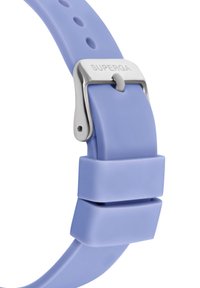 Šviesiai purpurinė silikono laikrodžio apyrankė su sidabriniu metaliniu sagtimi, su keliais reguliavimo skylutėmis ir lygia, matinio paviršiaus tekstūra.