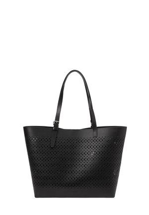 Zwarte totebag van perforated synthetisch leer, voorzien van twee stevige handvatten en een open bovenkant voor gemakkelijke toegang.