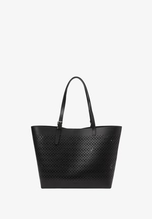 Zwarte totebag van perforated synthetisch leer, voorzien van twee stevige handvatten en een open bovenkant voor gemakkelijke toegang.