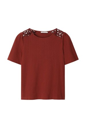 Chemise à manches courtes couleur rouille avec rayures verticales texturées et détails en dentelle découpée sur les épaules.