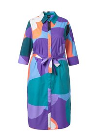 Farverig skjortekjole med abstrakte mønstre i lilla, blågrøn, orange, blå og hvid, udstyret med krave, trekvart ærmer, frontknapper og bælte i taljen.