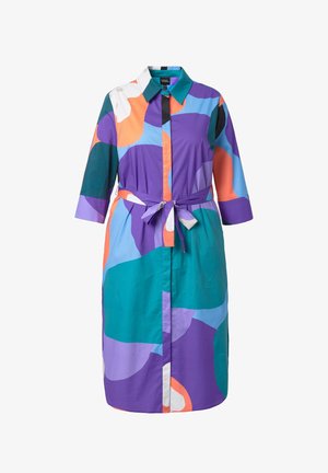 Farverig skjortekjole med abstrakte mønstre i lilla, blågrøn, orange, blå og hvid, udstyret med krave, trekvart ærmer, frontknapper og bælte i taljen.