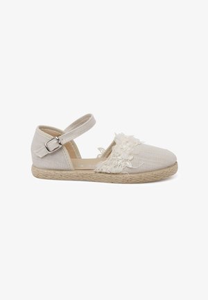 Beige espadrille sko med et struktureret tekstiloverdel, ankelrem og blomsterlacedetalje ved tåen. Juteindpakket sål giver komfort.