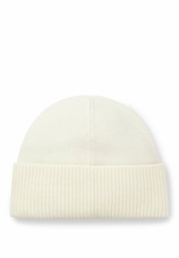 Vit stickad mössa med uppvikt nederkant, med en slät textur och en subtil söm på toppen, tillverkad av mjukt och elastiskt material.