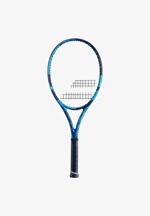 Tennisracket met een blauw en zwart frame, ovale kop en een gestructureerde zwarte greep. Bevat een gridpatroon op het snarenbed.