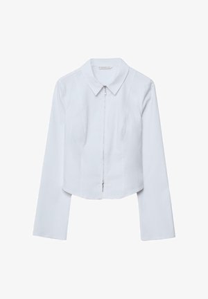 Jasnoniebieska kurtka z długim rękawem, z ostrym kołnierzem i zamkiem błyskawicznym z przodu, o dopasowanym kroju i lekko skróconej długości.