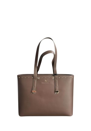Borsa tote in pelle marrone con due manici lunghi, piccolo fiocco dorato e dettagli con borchie, con finitura liscia.