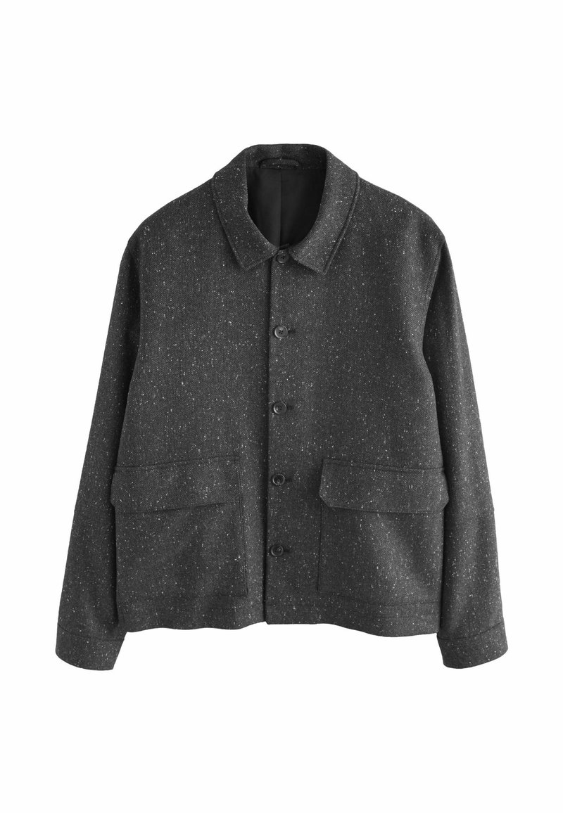 Veste en laine gris foncé tachetée avec fermeture à boutons, deux grandes poches à rabat sur le devant, manches longues et col classique.