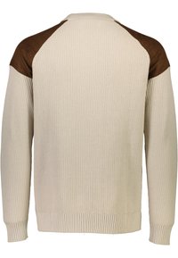 Beige Strickpullover mit gerippter Textur, kontrastierenden braunen Kunstlederakzenten an den Schultern sowie gerippten Bündchen und Saum.