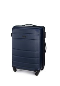 Valigia rigida blu navy con finitura testurizzata, quattro ruote, maniglie doppie e chiusura a zip. Presenta un design a righe orizzontali.