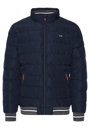 Chaqueta acolchada azul marino con cuello alto, cierre frontal, puños a rayas grises y un acento en el zipper de color naranja. Presenta un pequeño logo en la zona del pecho.