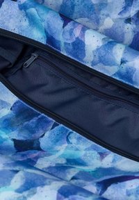 Tessuto blu con motivo floreale e una tasca con cerniera. L'interno è di un blu scuro, con una texture liscia e una chiusura a cerniera sicura.