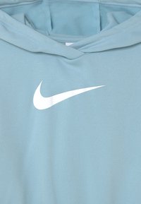 Jasnoniebieska bluza Nike z gładką fakturą, z białym logo Nike z przodu. Prosty design i kaptur ze sznurkiem.