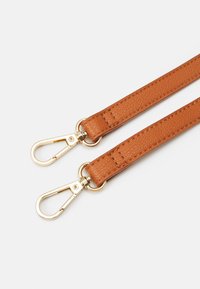 Brunt läderrem med en texturerad finish, utrustad med guldfärgad hårdvara och triggarclips i varje ände för fäste.