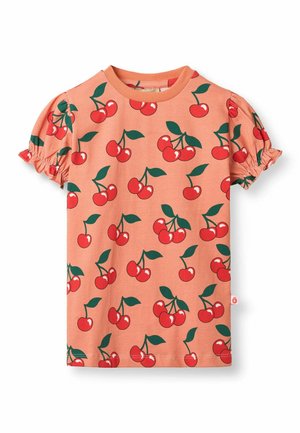Dziecięca brzoskwiniowa koszulka z krótkim rękawem i bufkami, ozdobiona powtarzającym się wzorem czerwonych wiśni i zielonych liści.