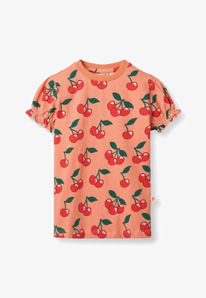 Maglietta color pesca a maniche corte per bambino con maniche a sbuffo, decorata con un motivo ripetuto di ciliegie rosse e foglie verdi.