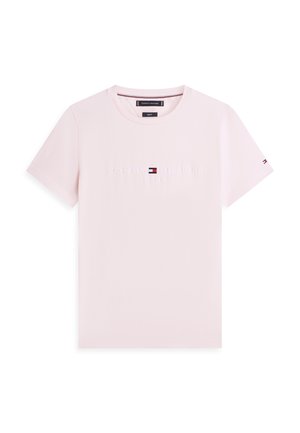 Tricou Tommy Hilfiger roz deschis cu mâneci scurte, cu logo în relief și mic emblemă cu steag pe piept și pe mânecă.