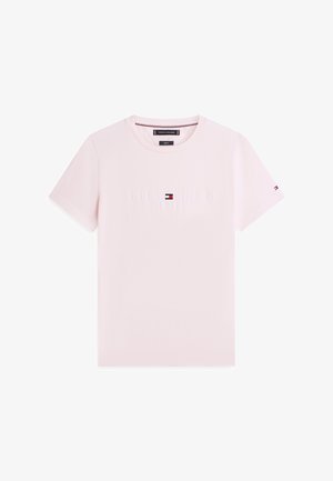 Tricou Tommy Hilfiger roz deschis cu mâneci scurte, cu logo în relief și mic emblemă cu steag pe piept și pe mânecă.
