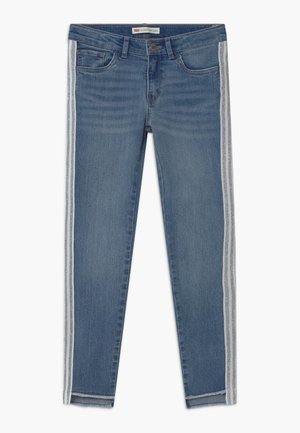 Blaue Jeans aus Denim mit silbernen Glitzestreifen entlang der Außennähte, vorn mit Knopf- und Reißverschluss und ausgefransten Saumen.