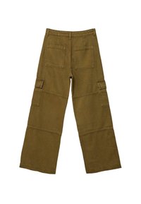 Kaki cargo hlače, širokog kroja, izrađene od izdržljivog pamuka, s više džepova, šivenim detaljima i ležernim fitom.
