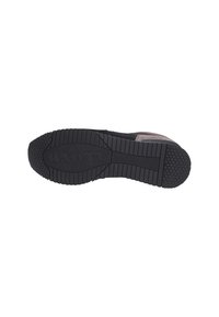 Zwarte sneaker met een geprofileerde rubberen zool, hexagonaal grippatroon en een contrasterende lichtgrijze tussenzool.