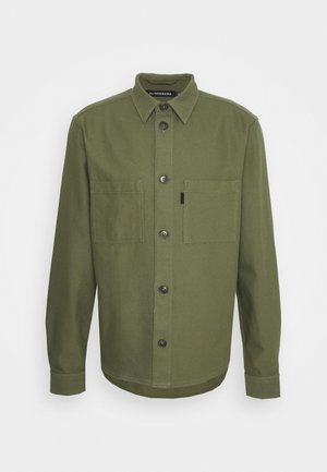 Chemise boutonnée vert olive à manches longues, deux poches poitrine et col pointu.