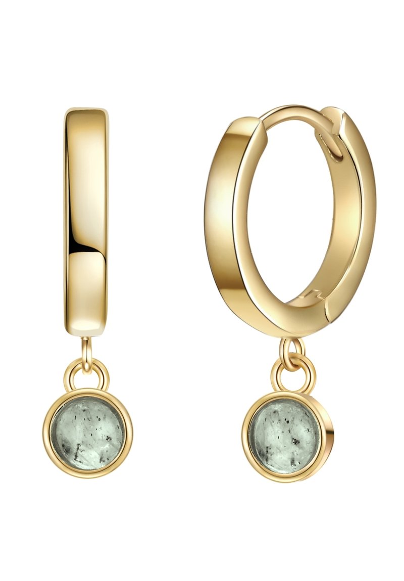 Zelta gredzenu auskari ar gludu apdari un karājošu apaļu akmeni, kas izceļas ar pienaini zaļu nokrāsu un tumšiem ieslēgumiem.