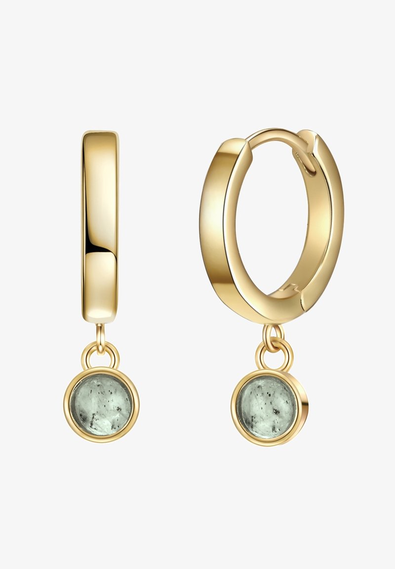 Auksiniai auskarai žiedai su lygiu paviršiumi ir kabančiu apvaliu akmeniu, turinčiu pieno žalumo atspalvį ir tamsiomis intarpais.