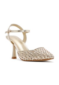 Goldfarbene, hochhackige Schuhe mit spitzem Zehenbereich, Knöchelriemen und glänzendem Finish. Mit metallischen Akzenten und texturierten Oberflächen.