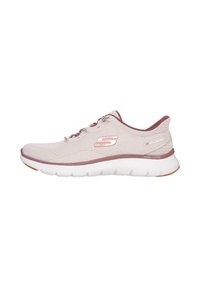 Zapatilla deportiva rosa claro con parte superior de malla, acentos burdeos en contraste, cuello acolchado y suela blanca flexible con tracción texturizada.