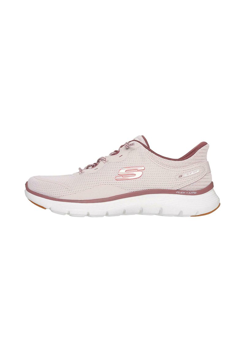 Zapatilla deportiva rosa claro con parte superior de malla, acentos burdeos en contraste, cuello acolchado y suela blanca flexible con tracción texturizada.