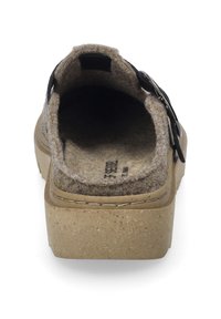 Zoccolo in feltro marrone con suola in sughero sagomata, caratterizzato da un retro arrotondato e un dettaglio in metallo nero a forma di fibbia sul lato.