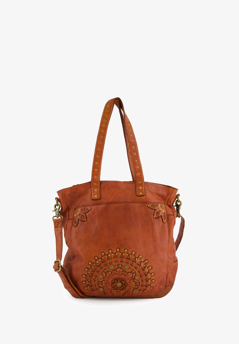 Sac fourre-tout en cuir marron avec un design en relief floral, des clous décoratifs en métal sur la anse et une bandoulière amovible.