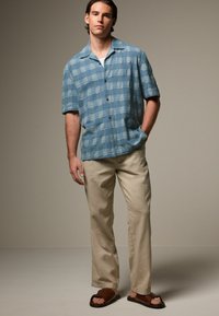 Next TEXTURED CHECK SHORT SLEEVE  WITH CUBAN COLLAR  - REGULAR FIT - Skjorta - blue