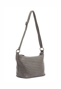 Borsa a spalla in pelle grigia intrecciata con tracolla regolabile, hardware in tonalità argento e chiusura con zip. Presenta una superficie testurizzata con motivo.