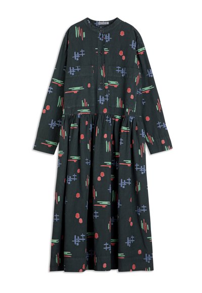 Vestido de manga larga y botones en tejido verde oscuro con falda en capas. Presenta patrones abstractos coloridos en rojo, azul y verde.