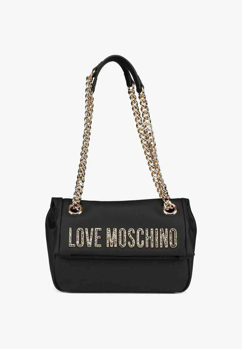 Borsa a spalla nera con catene dorate e scritta "LOVE MOSCHINO" in oro sul flap anteriore.
