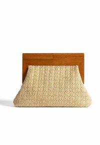 Clutch beige intrecciato con una parte superiore in legno strutturato, caratterizzata da un motivo testurizzato e una forma morbida e arrotondata.