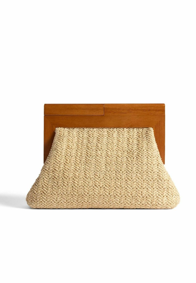 Clutch beige intrecciato con una parte superiore in legno strutturato, caratterizzata da un motivo testurizzato e una forma morbida e arrotondata.