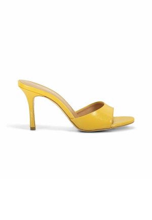 Mule giallo in pelle con tacco alto, punta aperta e tacco a stiletto sottile, mostrato in profilo laterale su sfondo bianco.