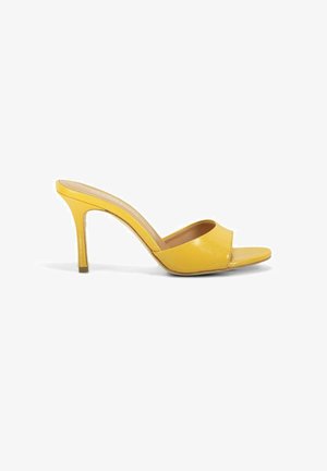 Mule giallo in pelle con tacco alto, punta aperta e tacco a stiletto sottile, mostrato in profilo laterale su sfondo bianco.
