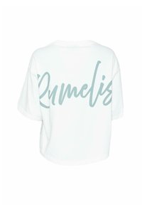 Hvit t-skjorte med korte ermer og avslappet passform. Har overdimensjonert baktekst i lyseblå kursiv som sier "Rummelis". Glatt bomullstekstur.