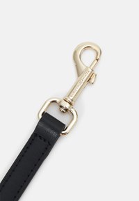 Tommy Hilfiger HERITAGE SADDLE BAG - Käekott - black
