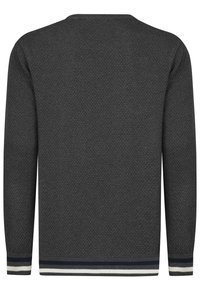 Maglione grigio scuro con un motivo testurizzato, caratterizzato da maniche lunghe e un collo rotondo. I polsini e l'orlo a coste presentano righe blu navy e bianche.