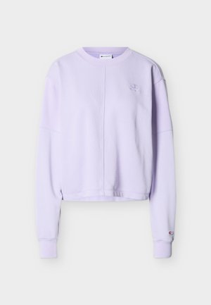 Lyse lilla Champion sweatshirt med lange ærmer, rund hals, ribbet manchetter, søm foran i midten og små broderede logoer på bryst og ærme.