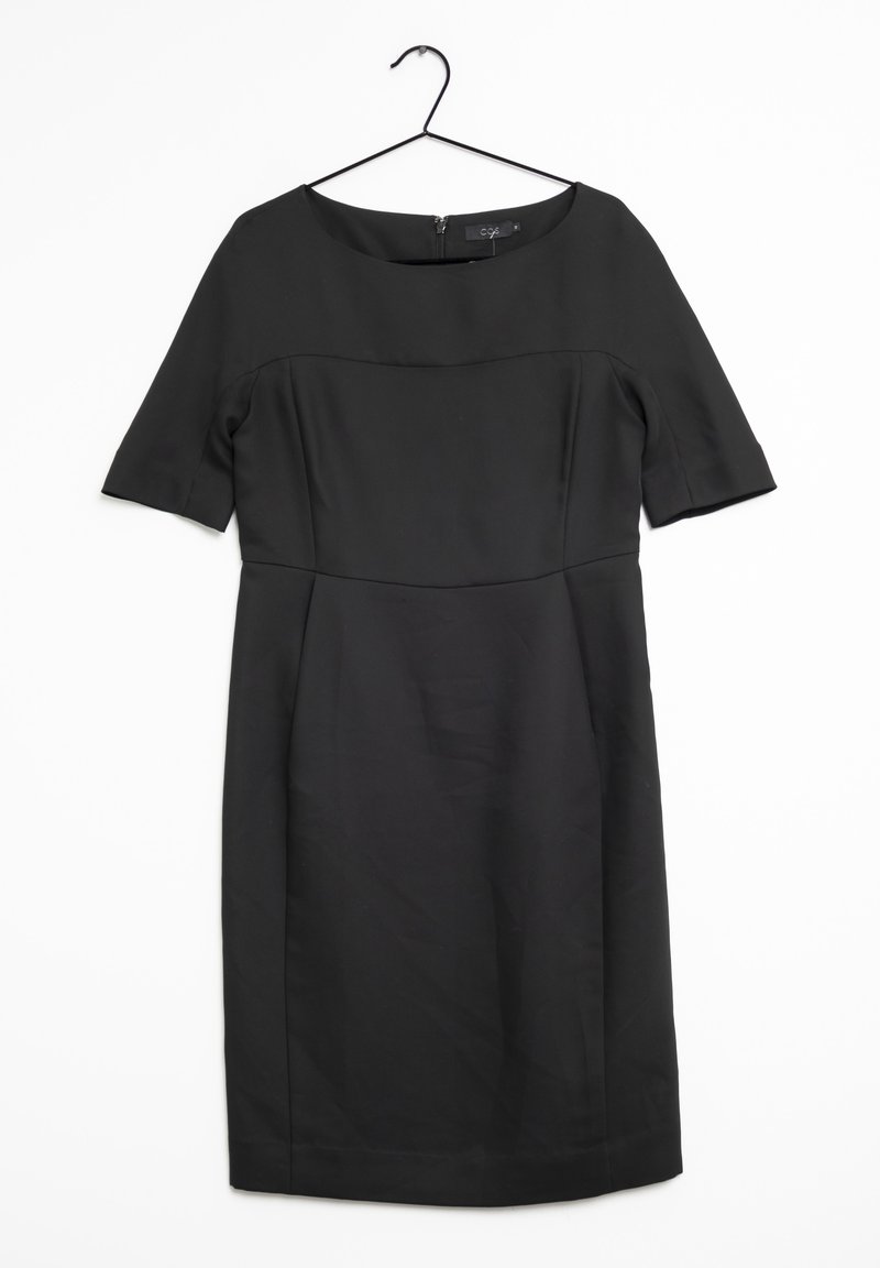 Schwarzes kurzärmliges Kleid mit rundem Ausschnitt, engem Oberteil und glatter Textur, ausgestattet mit einem Reißverschluss in der Mitte des Rückens und knielangem Saum.