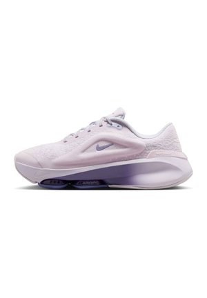 Jasnofioletowy but do biegania Nike z cholewką z siateczki, widoczną podeszwą z poduszką powietrzną i małym logo swoosh po boku, pokazany z lewego profilu.