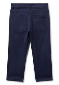 Pantalones de algodón azul marino con una textura suave, que presentan dos bolsillos traseros y un diseño de pierna recta, todo cosido con hilo a juego.