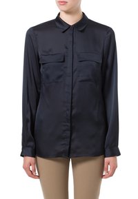 Námořnická saténová košile s knoflíky, límečkem, dvěma předními kapsami, dlouhými rukávy a hladkou texturou, navržená pro přiléhavý vzhled.