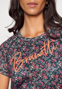 Brunotti LINNO TEA WOMEN RASHGUARD - T-shirt estampada - bubblegum pink
